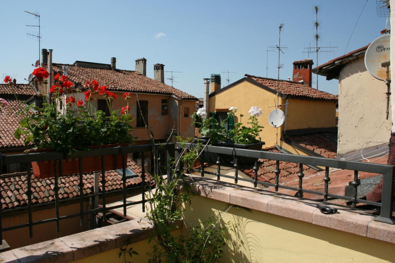 Apartamento Alloggio Incantevole Sui Tetti Di Bolonia Exterior foto